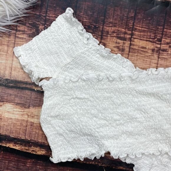 RELISTED White Stretchy Criss Cross Crop Top - Picture 3 of 6